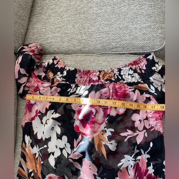 White House Black Market Floral Print Blouse in Black and Pink, size SP, organza - Picture 4 of 12